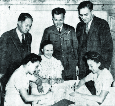 Windsor Star newspaper story showing Ms. June Hong and her children buying war bonds.