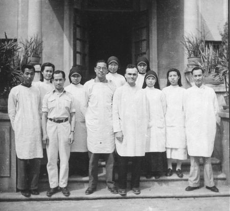 Dr. Raymond Lee (5th from left) with members of his medical team.